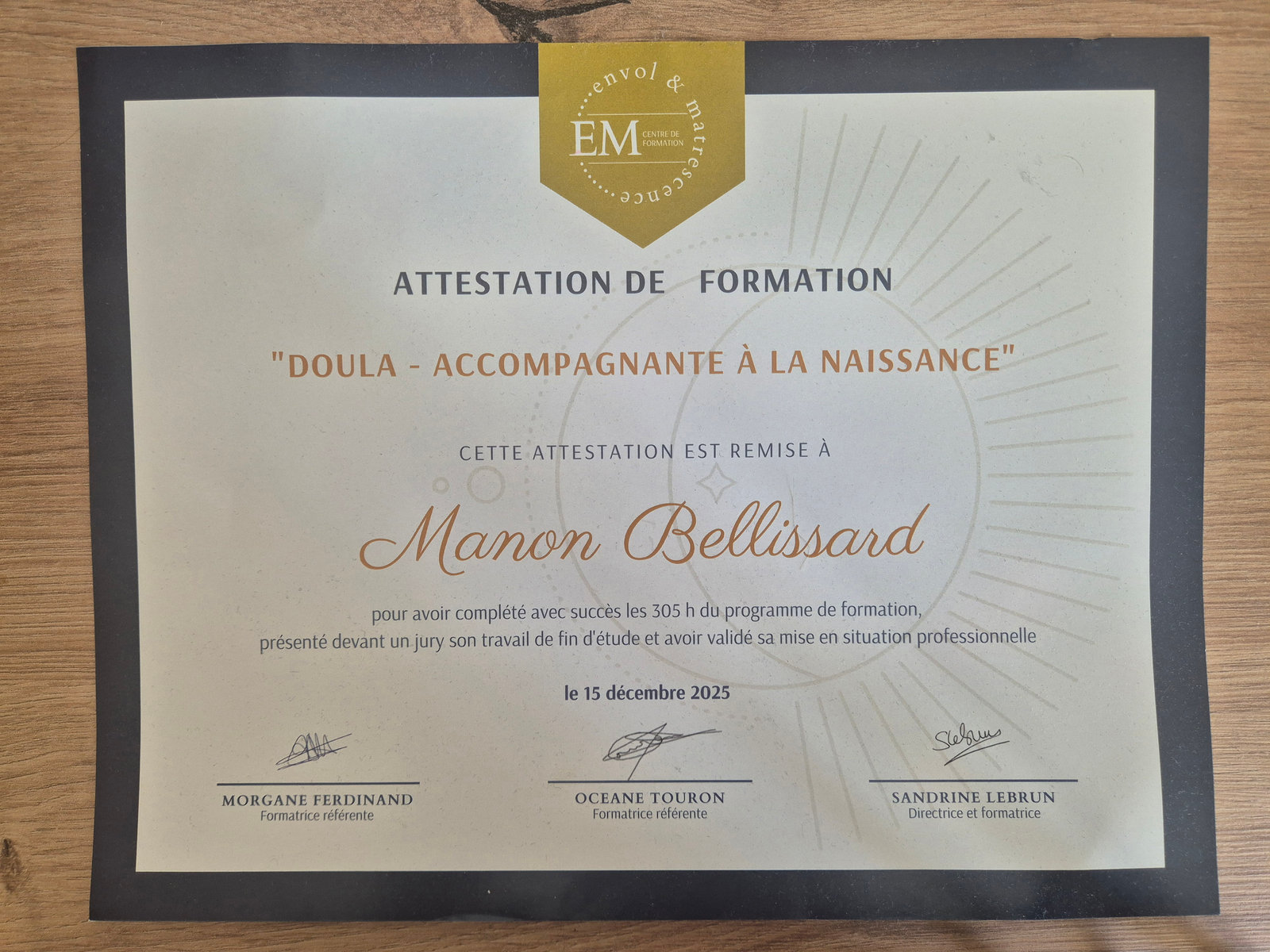 Attestation de formation « Doula – Accompagnante à la naissance » délivrée à Manon Bellissard par le centre Envol & Matrescence, pour 305 heures de formation validées devant un jury le 15 décembre 2025
